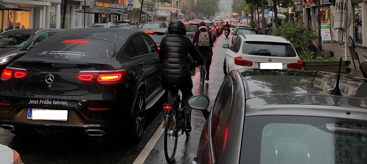 Radfahrer in der Schweizer Straße bei gesperrtem Mainkai